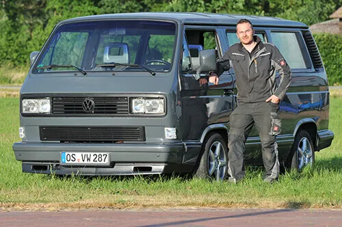 Bulli auf der Straße