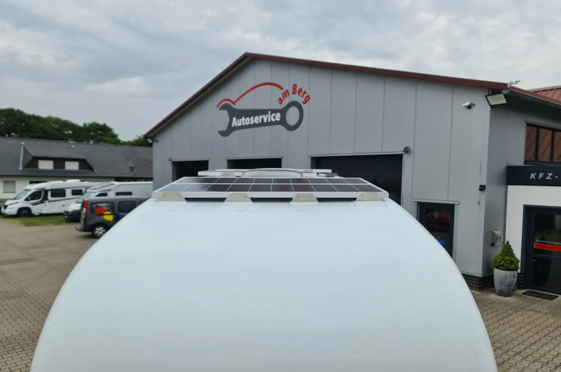 440 Wp Solar mit gerahmten Modulen bis in die Dachrundung sauber hinterlüftet!