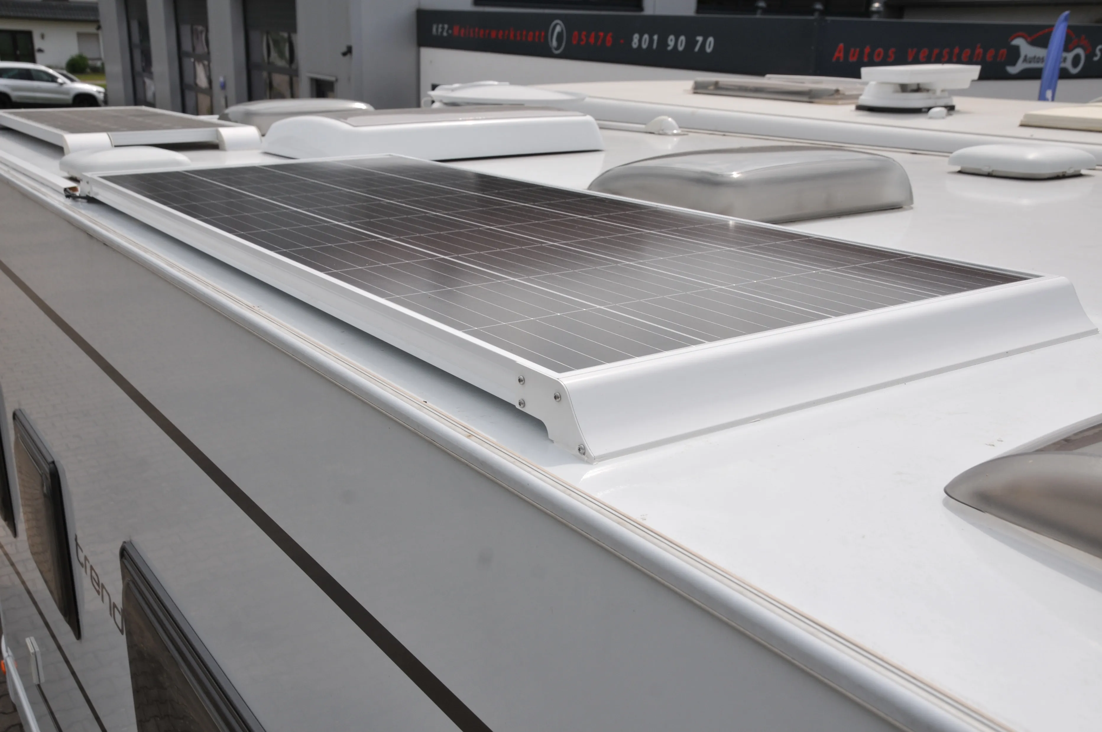 220 Wp Solar Nachrüstung - klein aber fein - mit eleganten weißen Spoilern, Dethleffs Trend