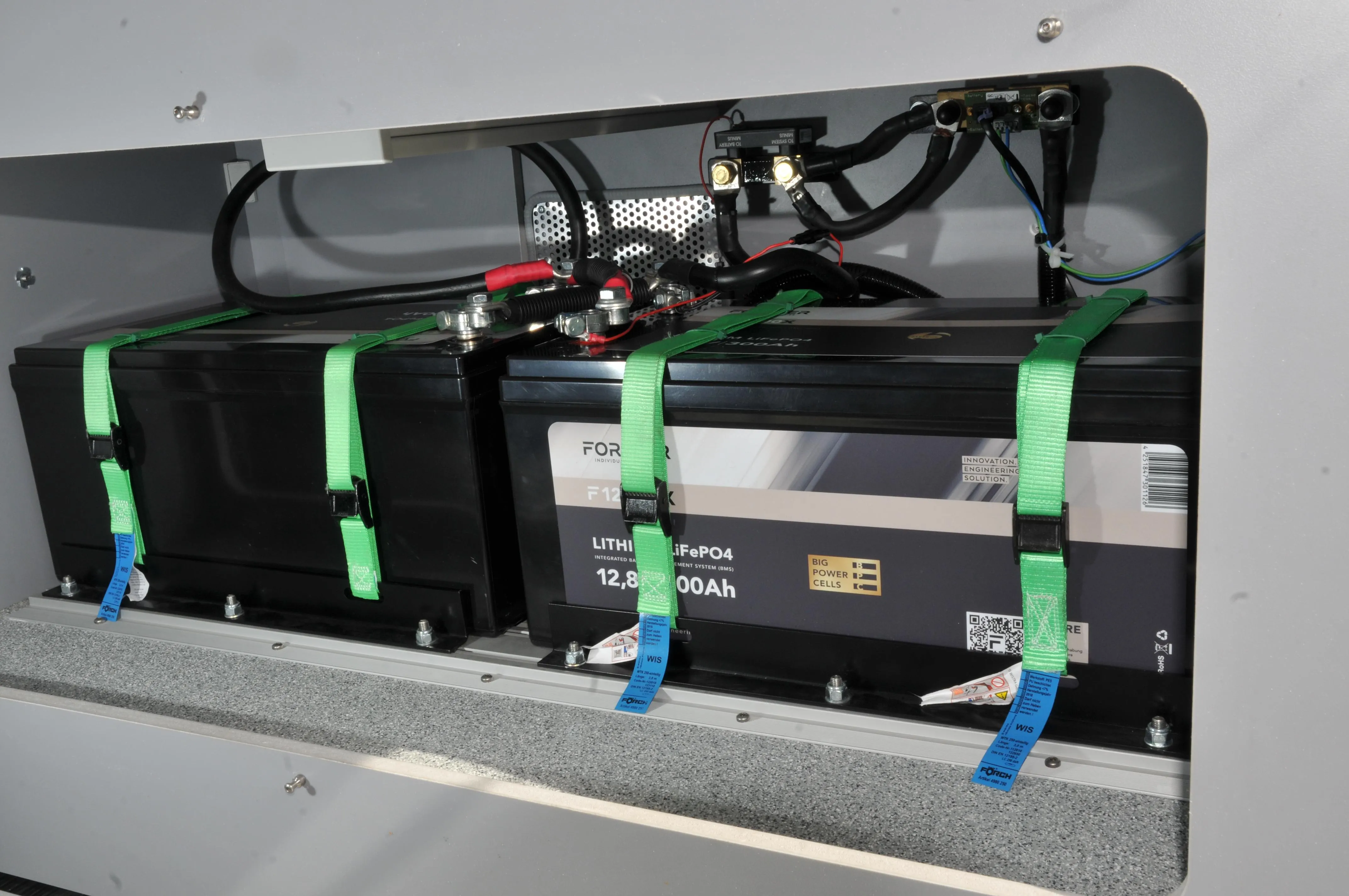 2 x 300Ah Lithium Batterien in Heckgarage, Morelo Palace