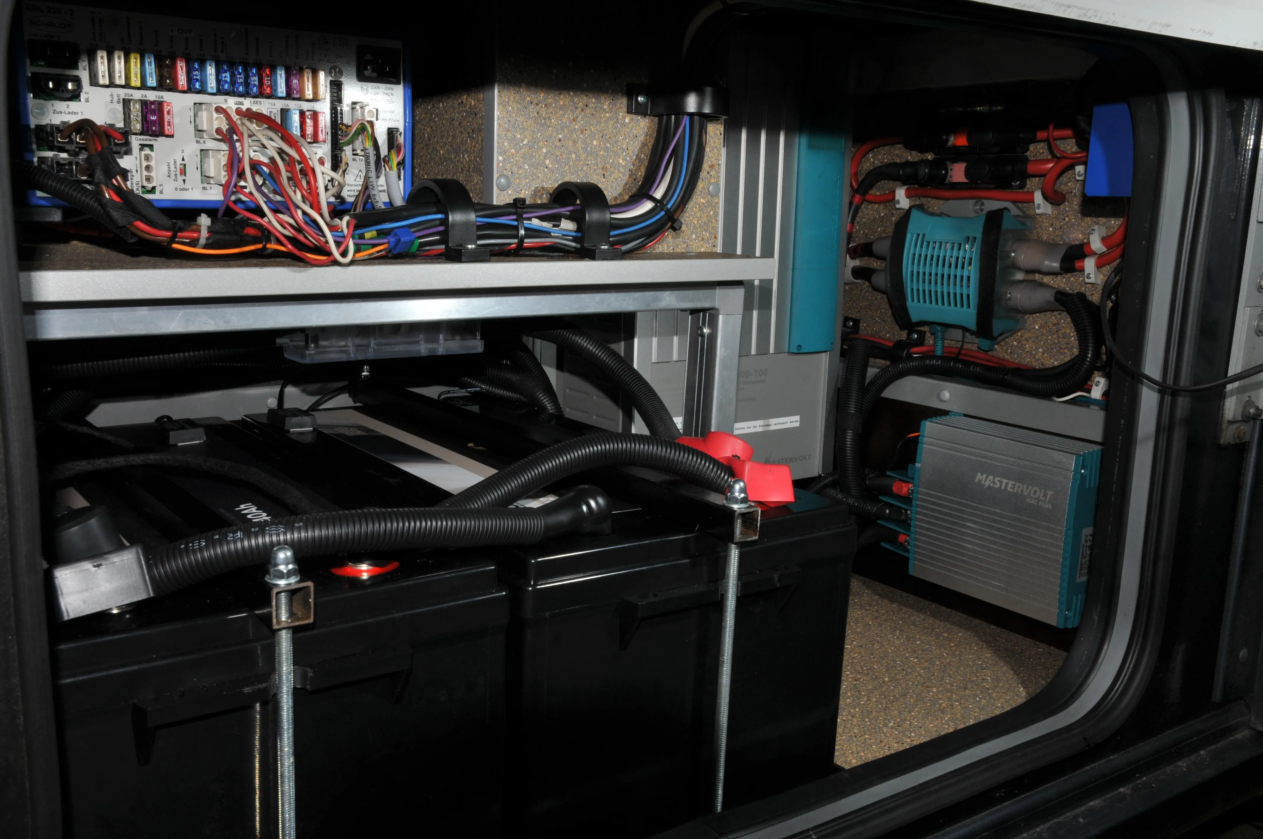 2 x 240Ah Lithium + Ladebooster integriert in Mastervolt Umgebung, Dethleffs Liner