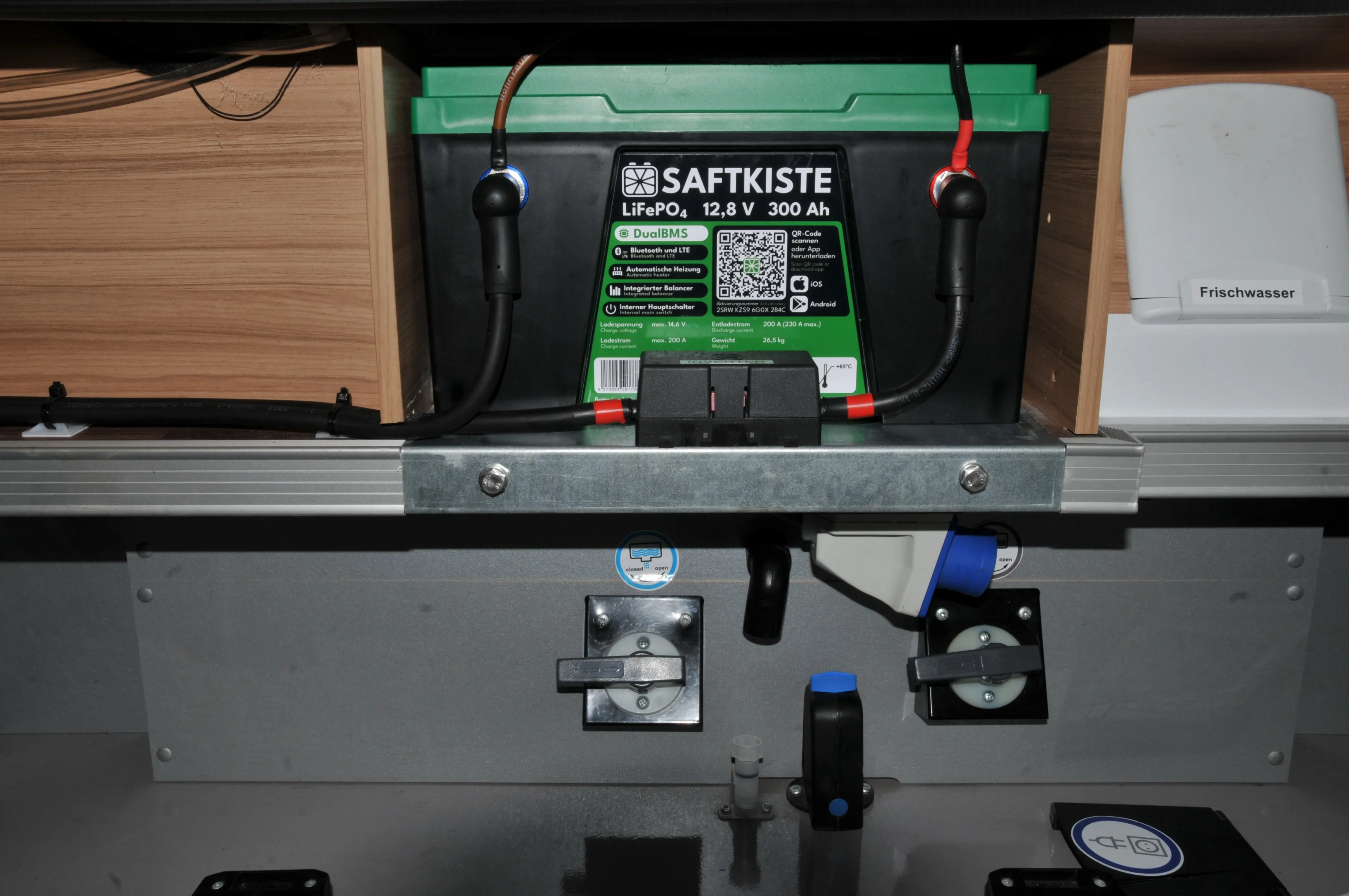 300Ah Lithium SAFTKISTE im Seitenfach – mit Wechselrichter im Innenraum, Knaus