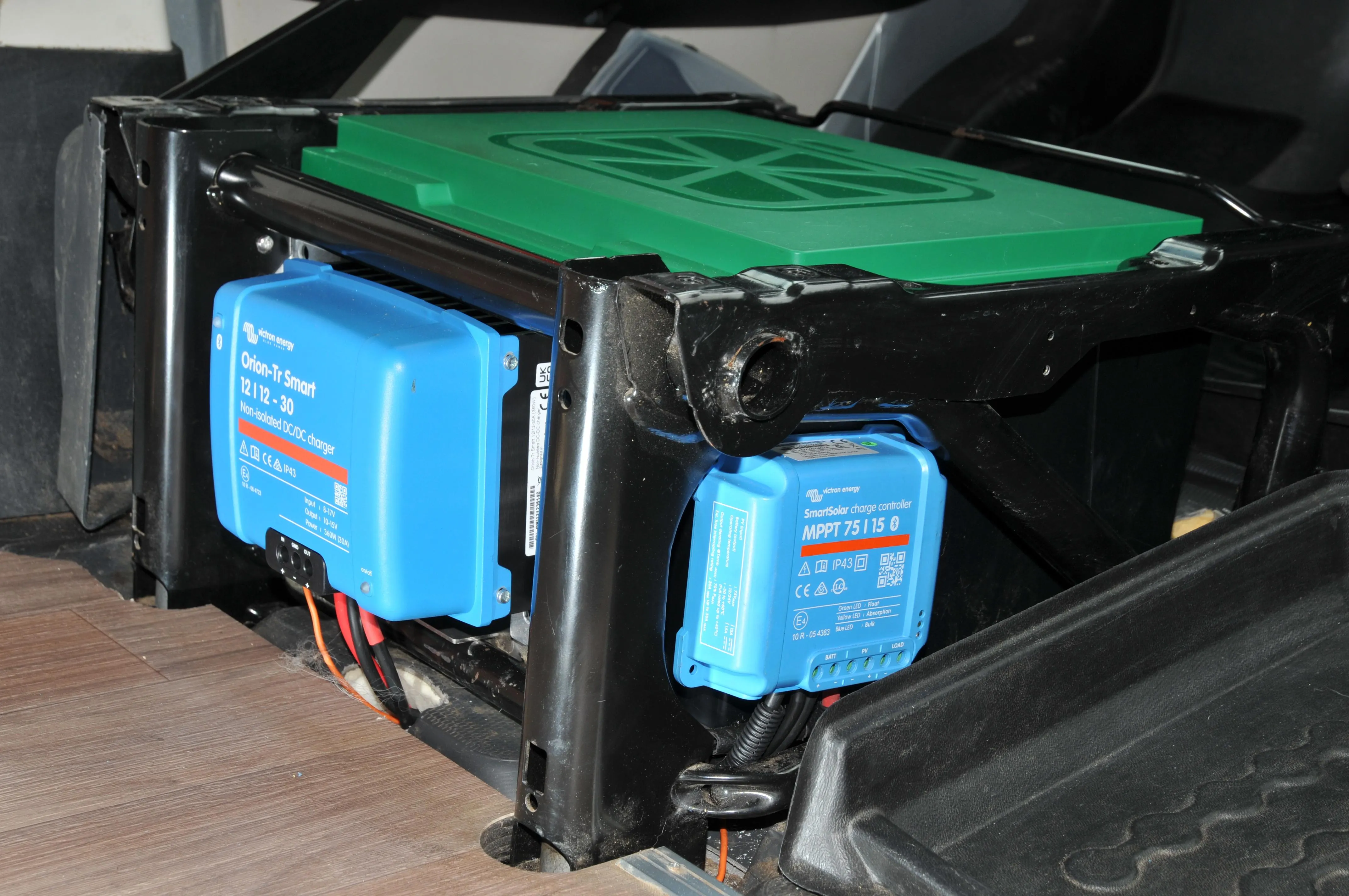 300Ah Lithium SAFTKISTE – mit Ladebooster + Solarregler (nachher)