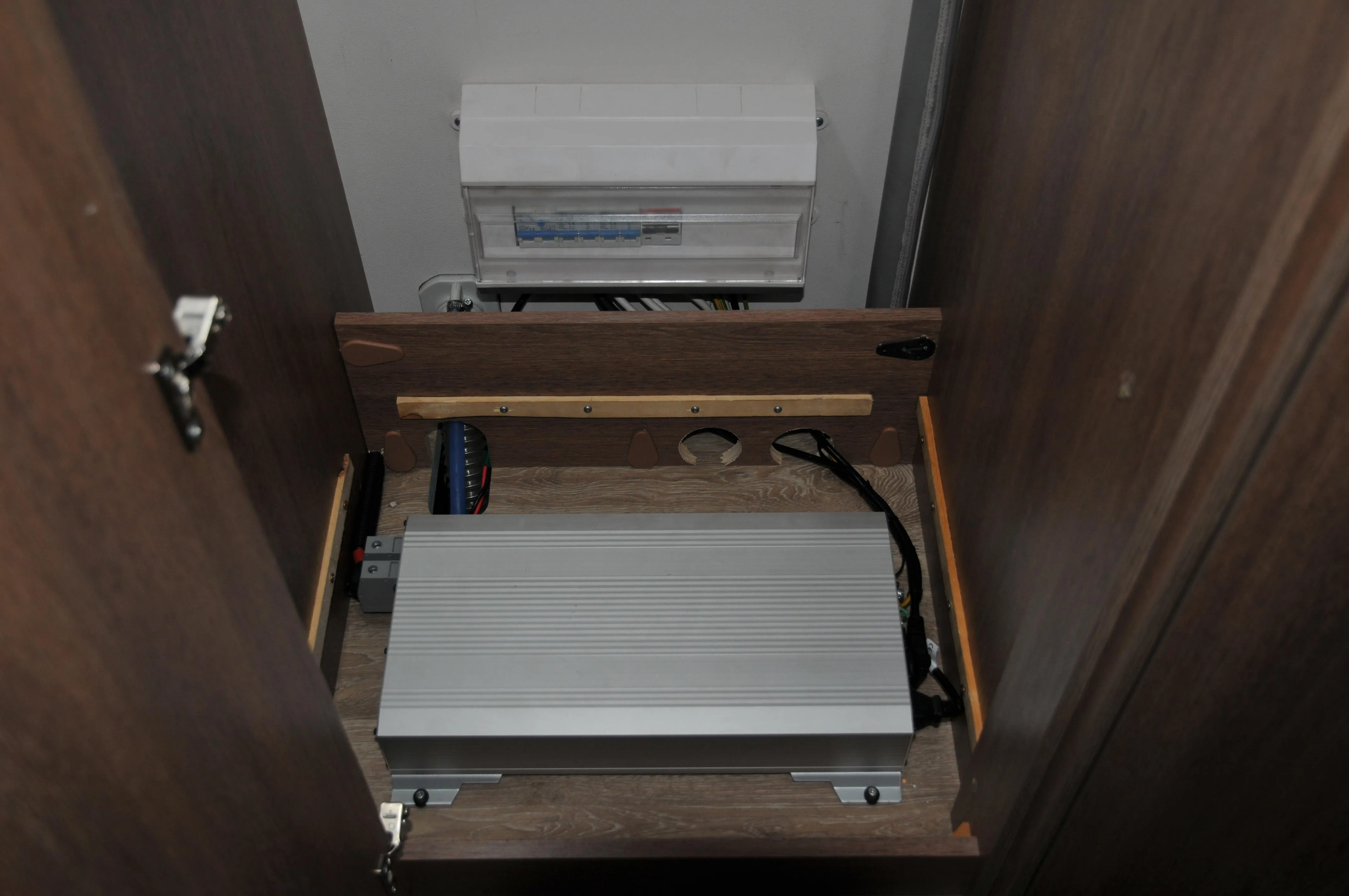 Einbau Wechselrichter mit NVS, 1700 Watt im Bodenfach, Dethleffs Grand Alpa