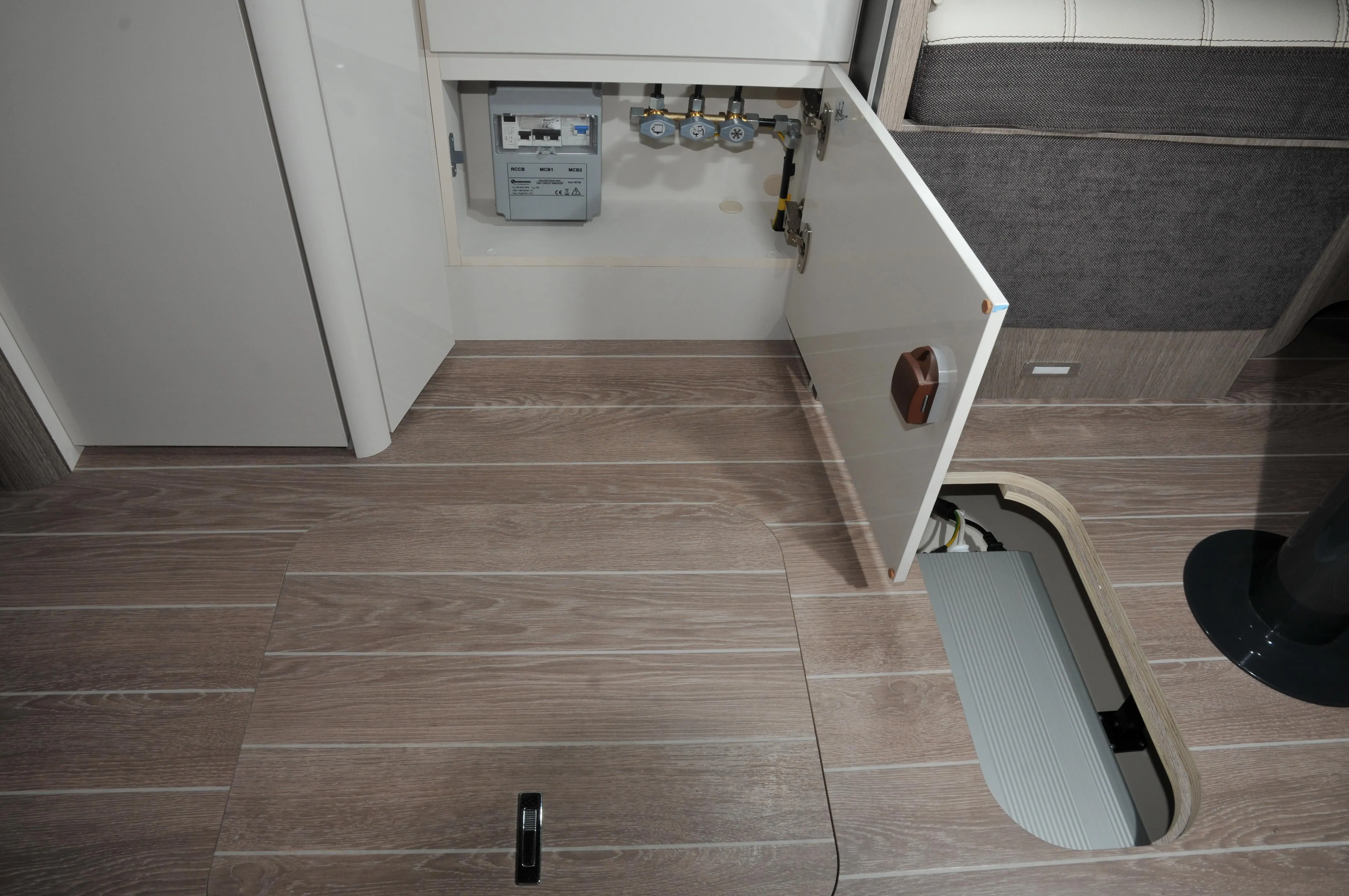 Einbau Wechselrichter mit NVS, 1700 Watt im Bodenfach, Roller Team Granduca
