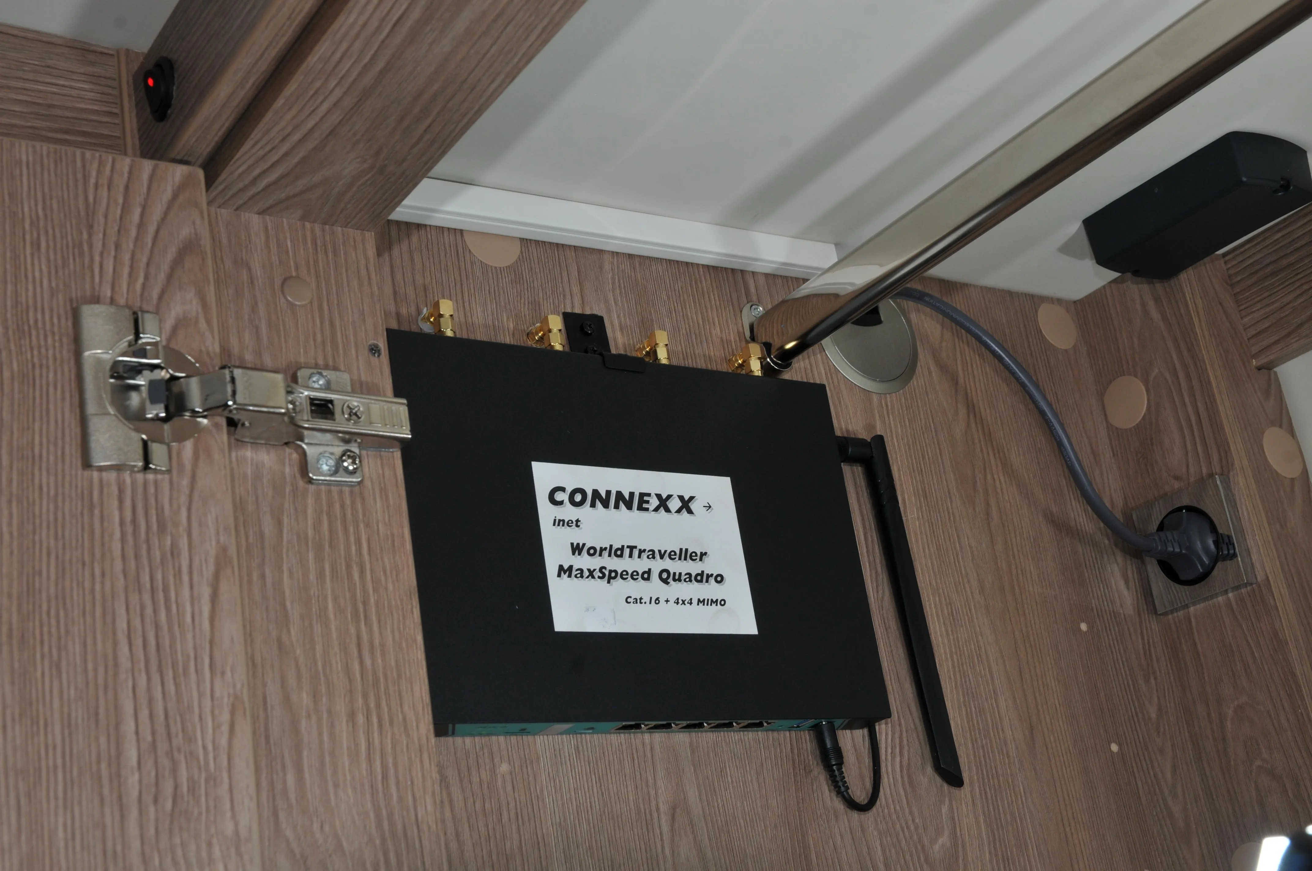 LTE CAT 16 Hochleistungsrouter im Schrank mit Ausschalter an der Blende, MORELO Palace