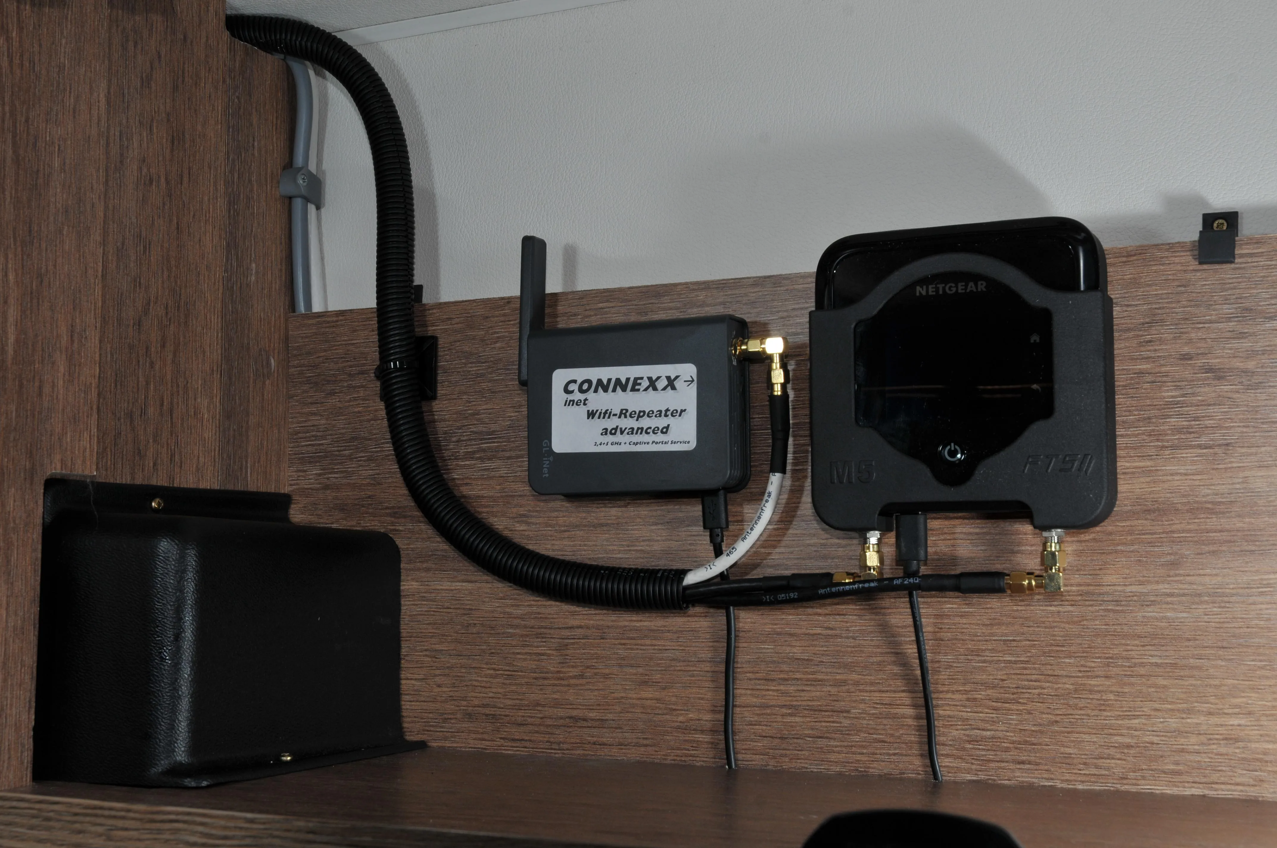Einbau 5G Netgear-Router mit separatem WLAN-Verstärker, Dethleffs Alpa