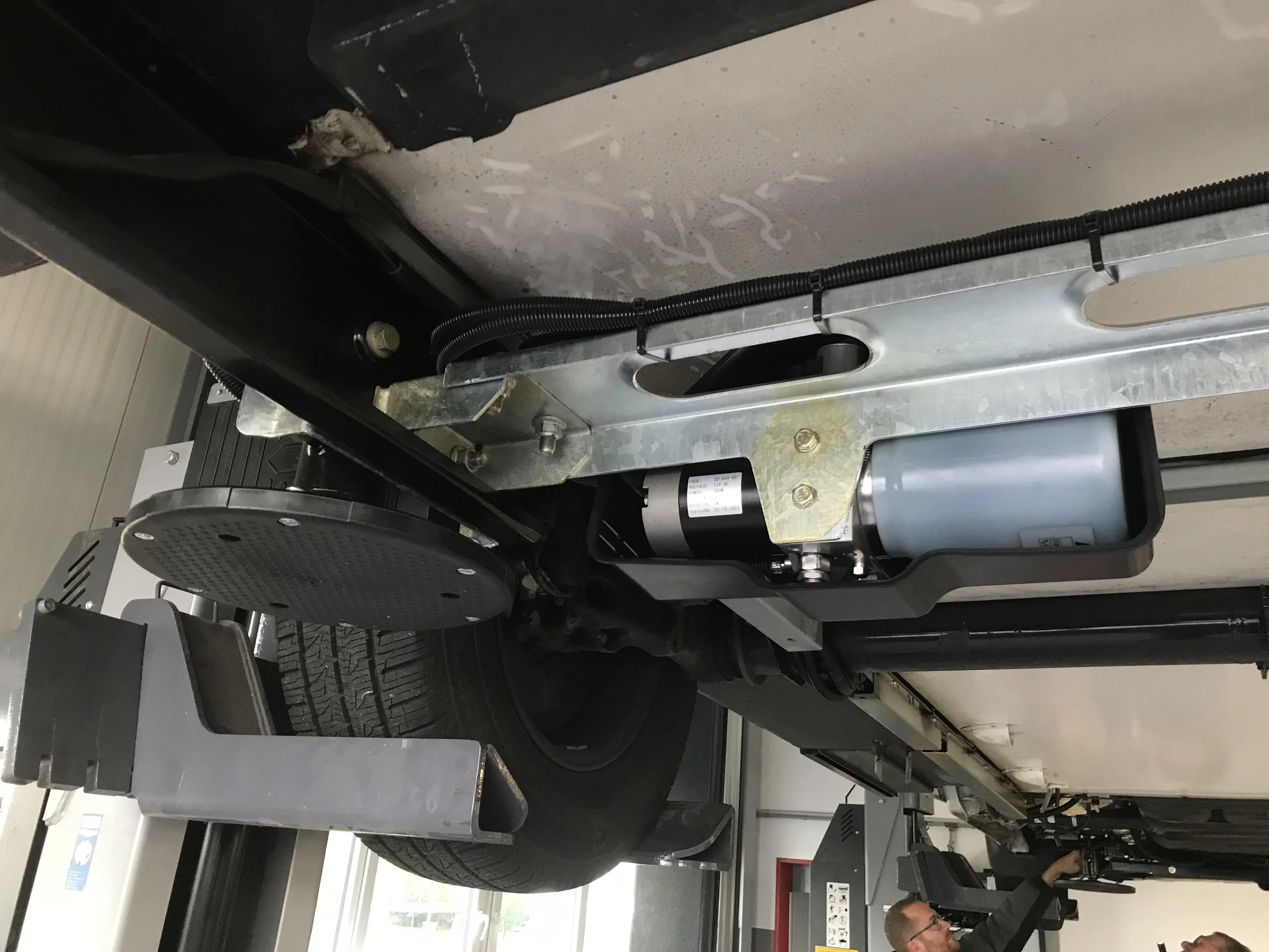 Hydraulische Hubstützenanlage Hy4 – Mercedes SLC Chassis, Hymer MCT 600