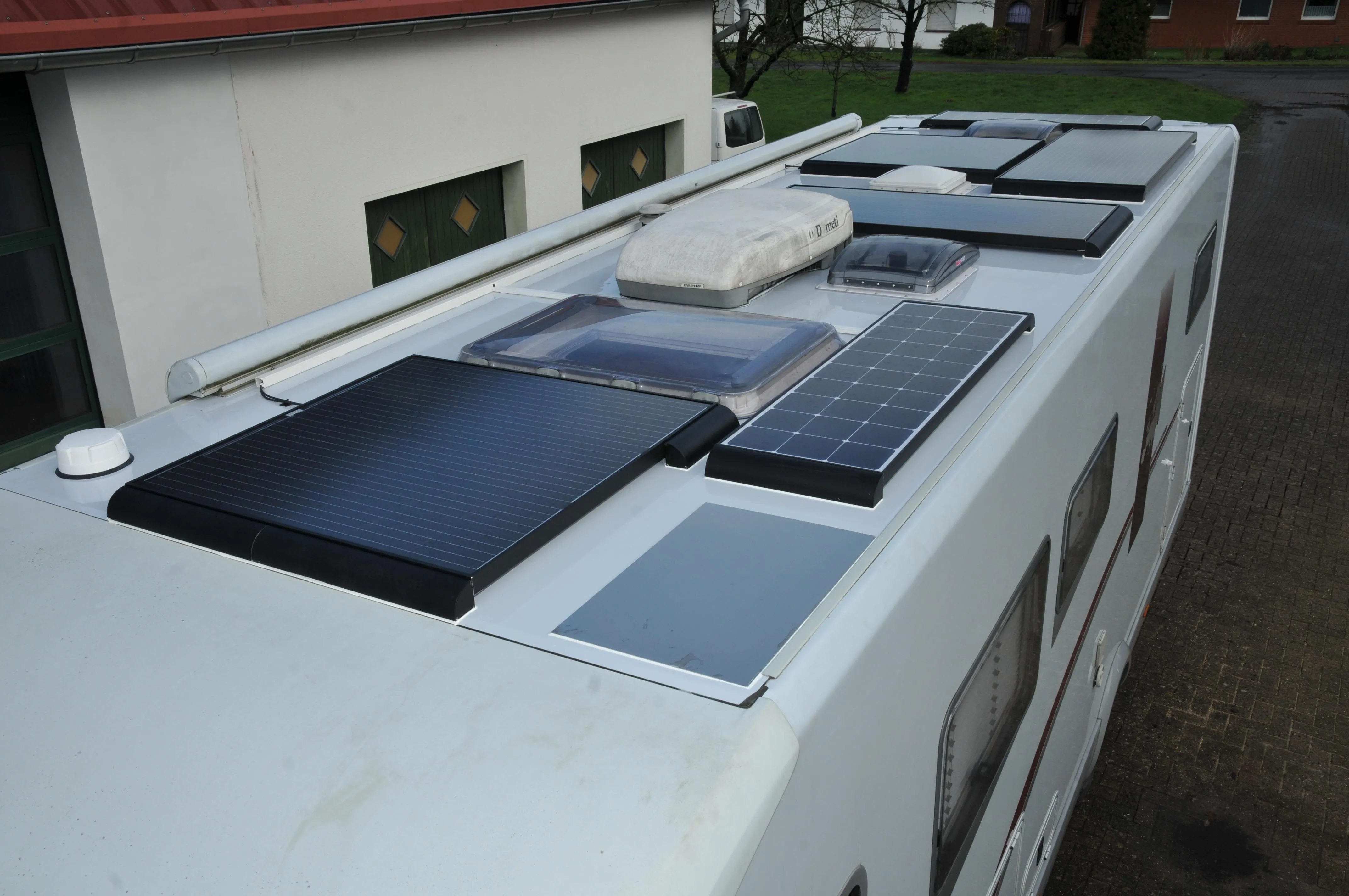 Links Mobilfunkantenne, rechts Metallplatte für Audioantennennachrüstung
