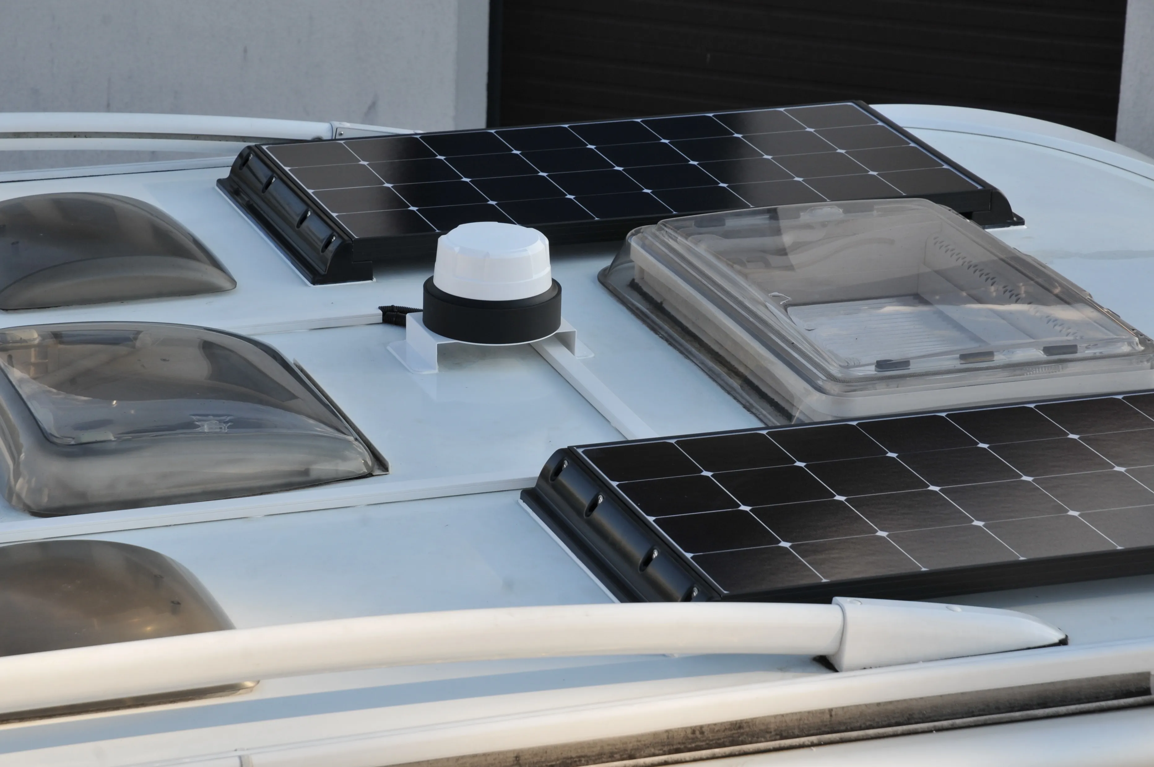 LTE-Außenantenne vor der Reling und über den Solarplatten, Detleffs Grand Alpa