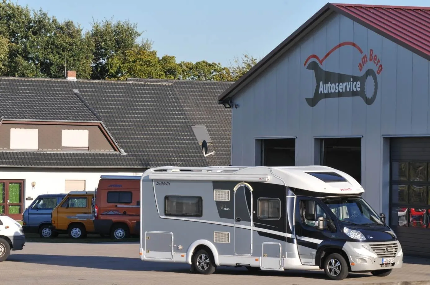 Reisemobile auf dem Hof des Autoservice am Berg