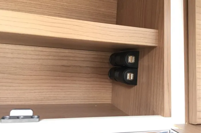 USB-Doppelsteckdose nachgerüstet im Oberschrank