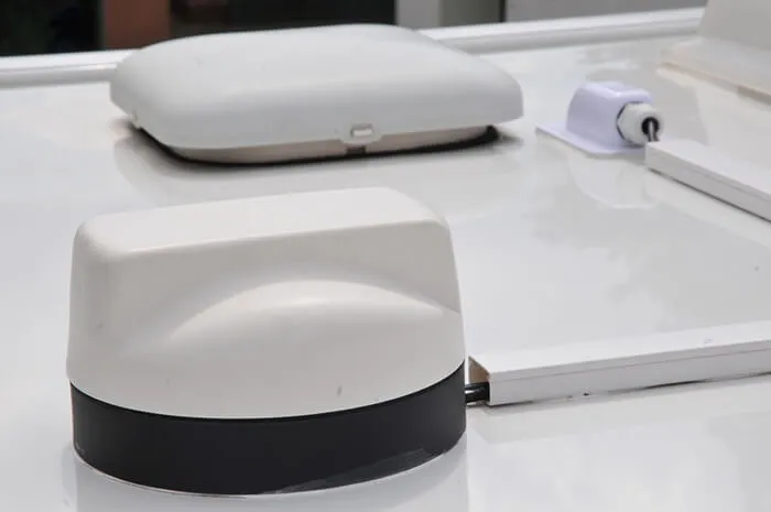 LTE-Antenne mit selbstentwickeltem Adapter für seitlichen Kabelabgang
