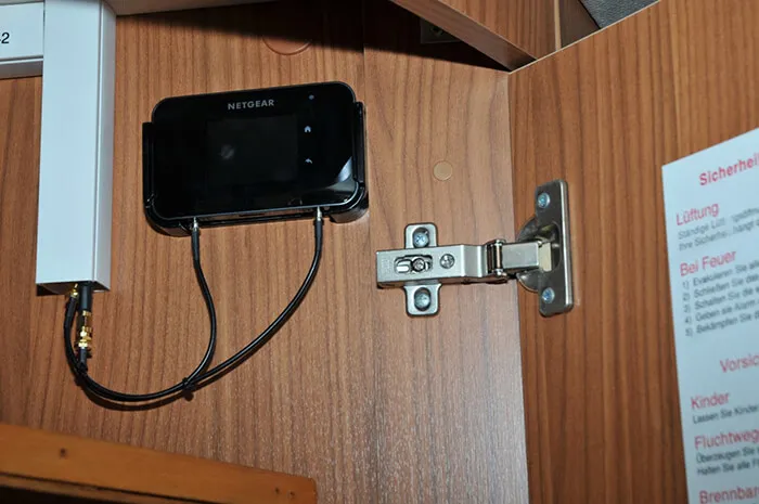 Router in Verbindung mit LTE-Antenne für Internet , immer und überall auch während der Fahrt