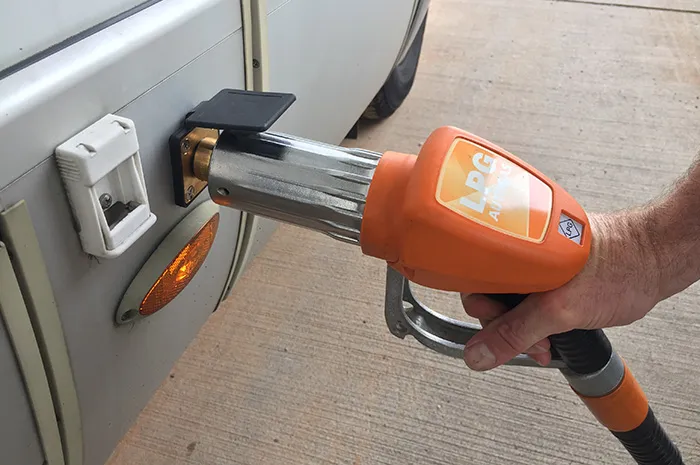 Gasflasche füllen mit dem Gas-Füllstutzen