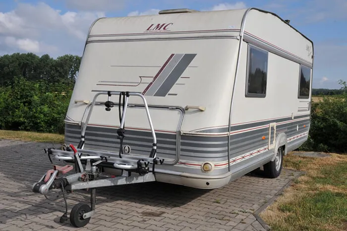 Klappbarer Deichsel- Fahrradträger. Serviceklappe am Caravan kann weiterhin bedient werden.