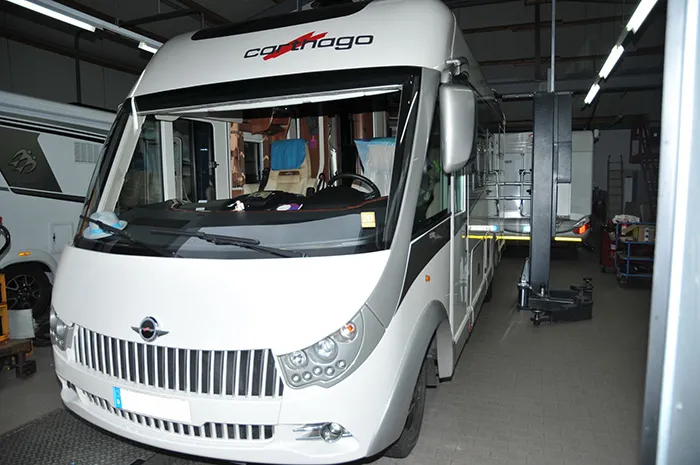 Reisemobil auf der Schwerlastbühne