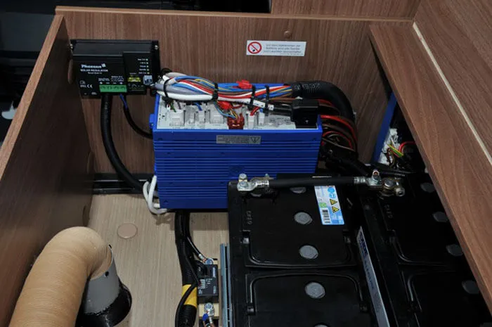 Twin-Gel Batterie, Mess-Shunt und Solarregler unter der Sitzbank