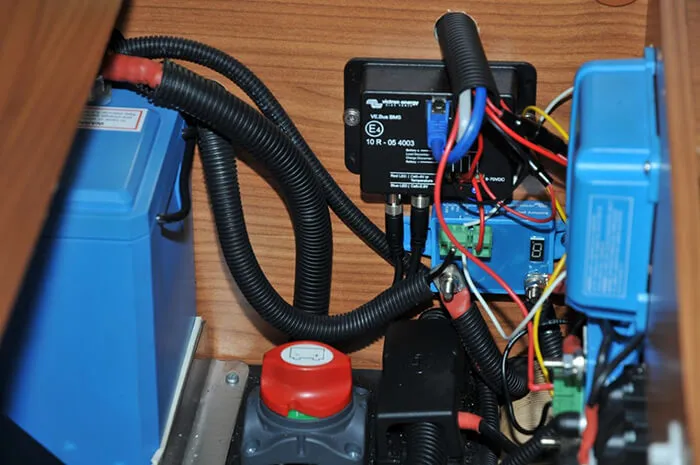 Lithium Batterien mit elektrischer Absicherung frostsicher  im Fahrgastraum untergebracht.