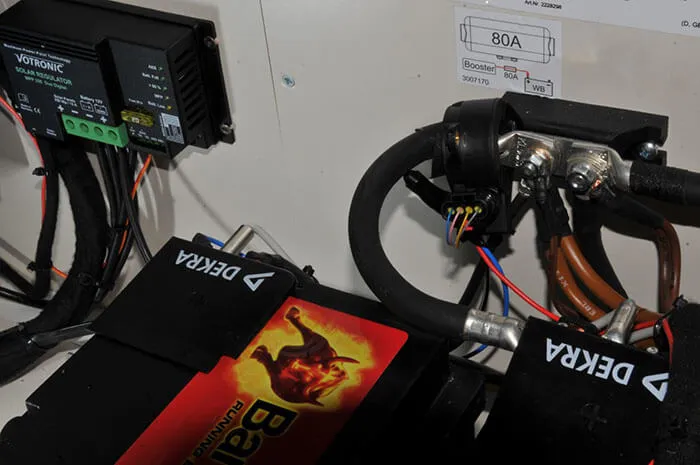 Solarregler und Mess-Shunt im Batteriefach