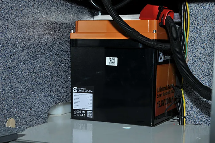 200 Ah Lithiumbatterrie im Staufach in der Heckgarage