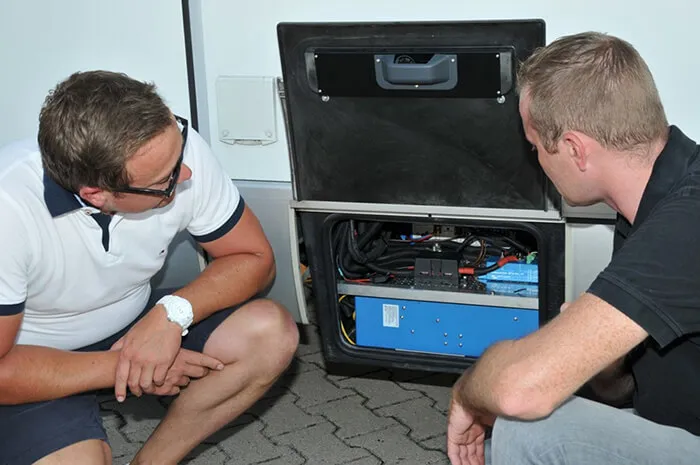 Steuereinheit (Wechselrichter 2000 Watt und Ladegerät 80AMP) extern in Batterienähe untergebracht.  Das System wird zusätzlich durch einen Ladebooster unterstütz