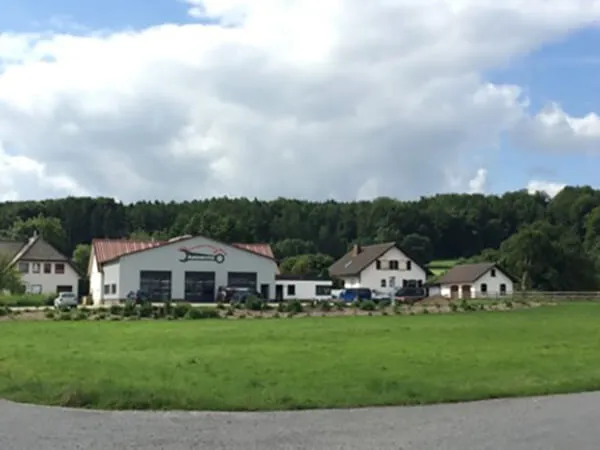 Außenansicht der Werkstatt am Berg