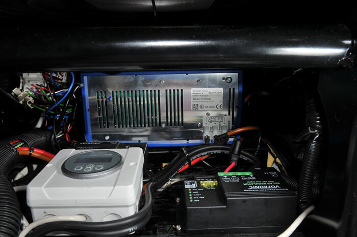 Solarregler, Ladebooster und Batteriemonitor zusammen mit dem EBL unter dem Fahrersitz